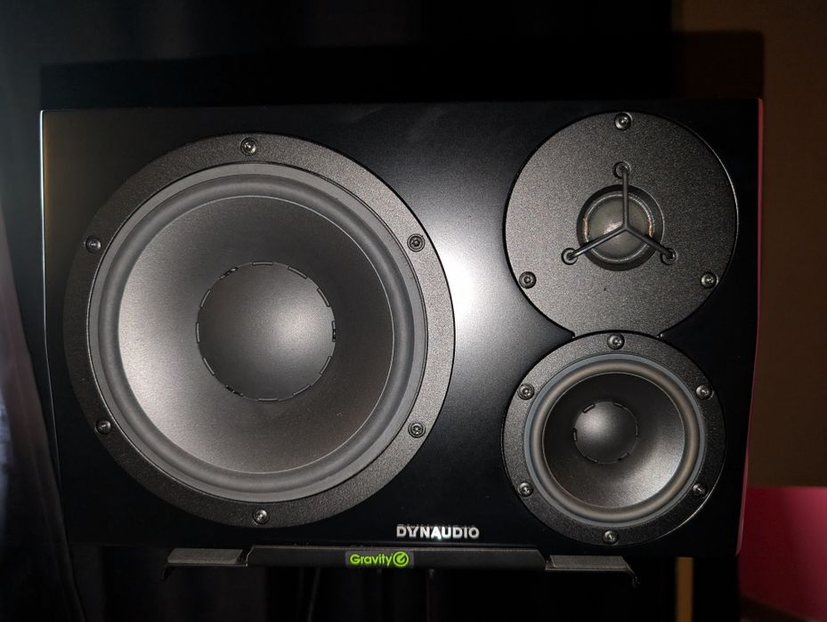 Monitores Dynaudio LYD-48