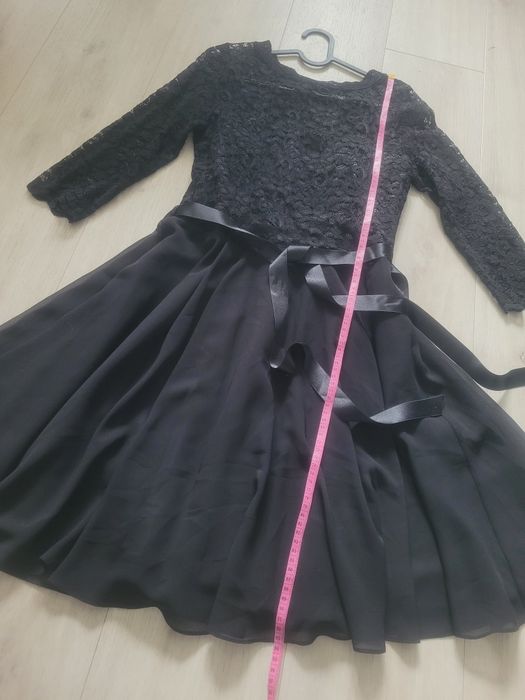 Czarna sukienka swing m z koronką paskiem w talii