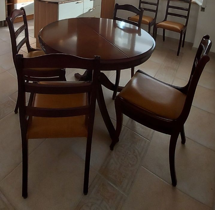 Vendo mesa extensível de raiz de nogueira, com 6 cadeiras estofadas