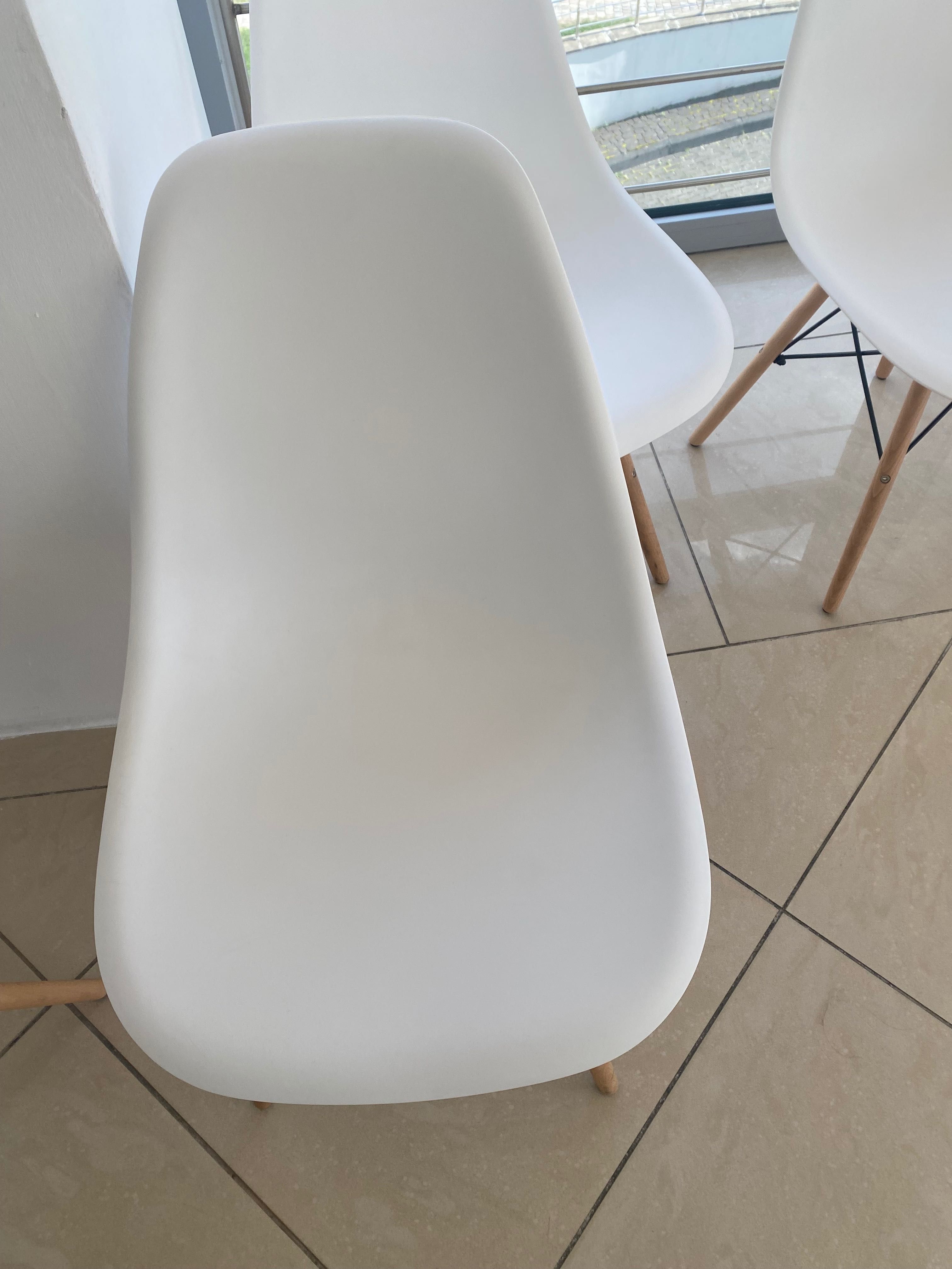 Офісні крісла білого кольору