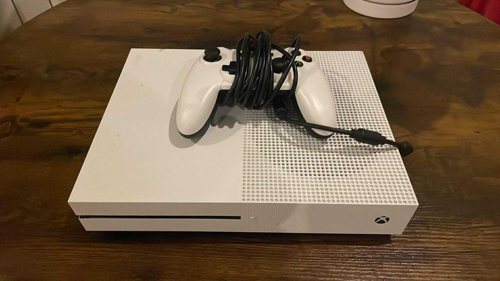 Konsola XBOX One S 1TB + przewodowy pad