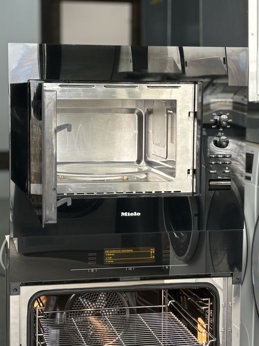 Комплект Miele M 8260-2 + H5681BP — духова шафа та мікрохвильова піч