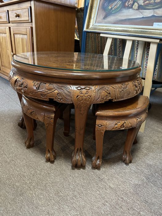 Stolik kawowy w stylu orientalnym, rzeźbiony, z blatem szklanym