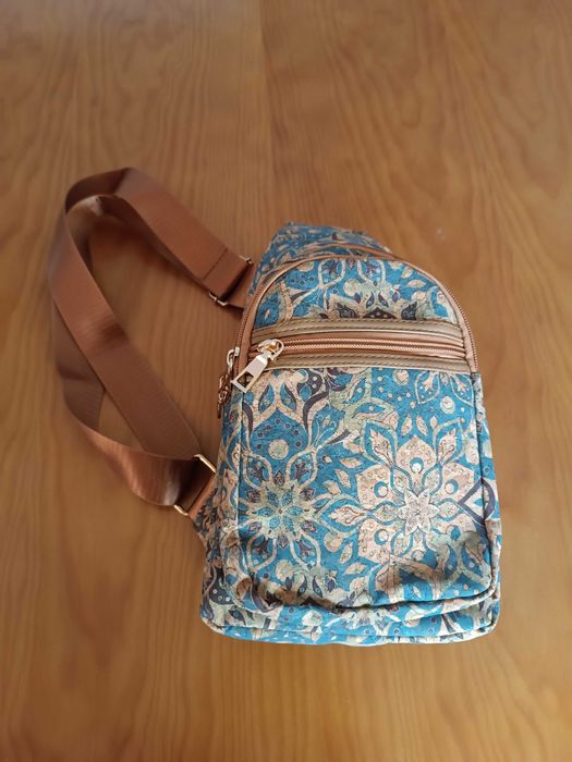 [NOVO] Mochila pequena de tiracolo em cortiça
