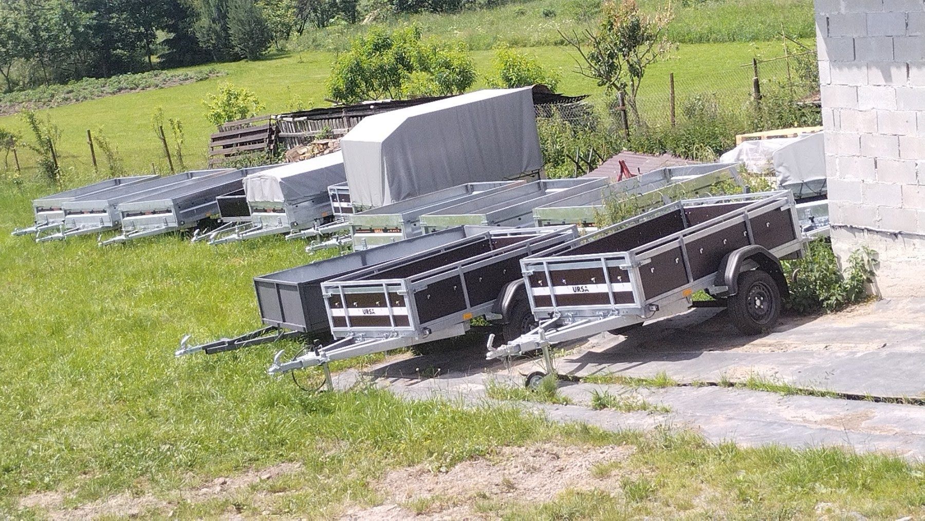 Причіп прицеп легковий оцинкований прицепи ursa