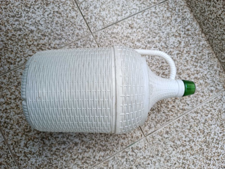 Garrafões de vidro forrados com plástico