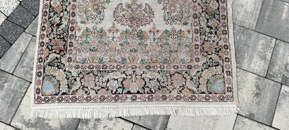 Jedwabny dywan ręcznie tkany 149 x 84 cm perski