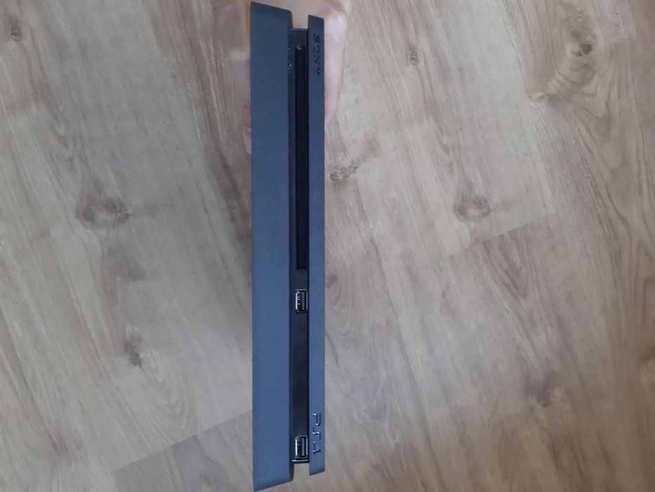 PS4 Slim 500GB CUH-2216A Jet Black — como nova + oferta jogo