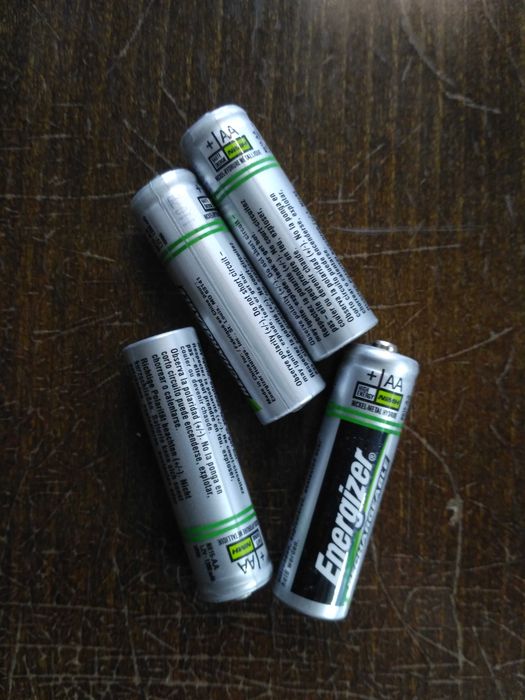 Акумулятор батарейка Energizer АА 1.2В 1300 мА 4шт з Зарядним