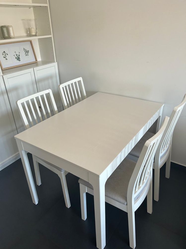 Mesa extensivel + 4 cadeiras