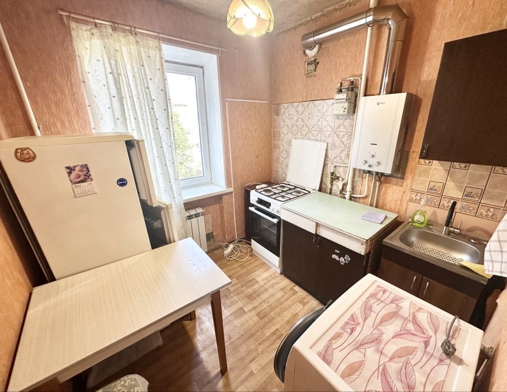 Продаж двокімнатної квартири в центрі на другому поверсі!