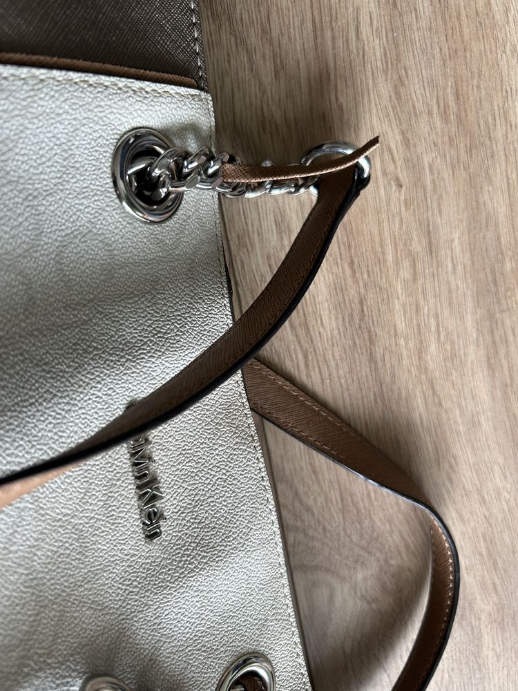Torebka mieszcząca A4 Calvin Klein