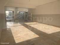 Loja ampla com 65m2, Mem Martins