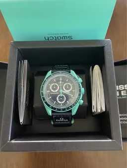 Omega x Swatch SO33L103: Mechanika Oświetlona Zorzą