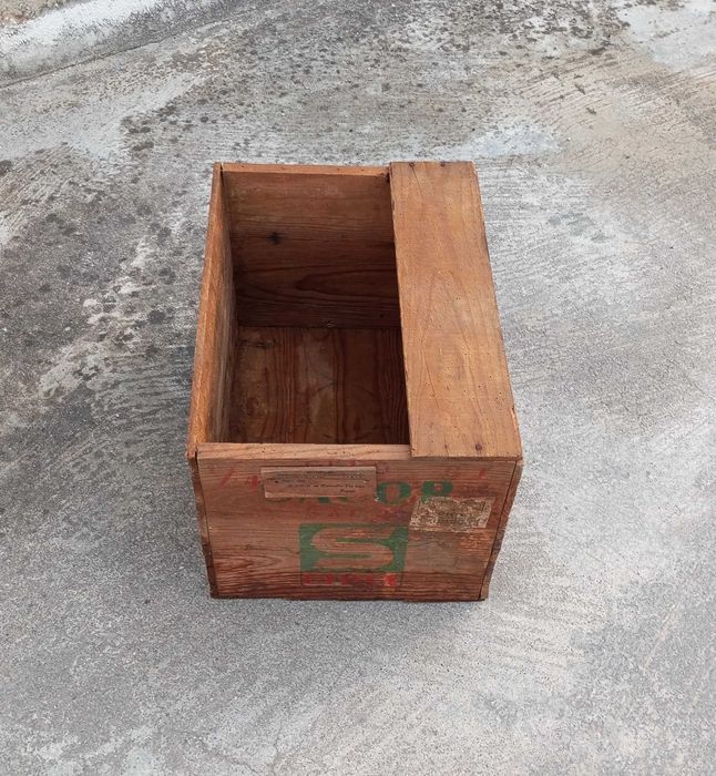 Antigas caixas de transporte de latas de óleo Sacor