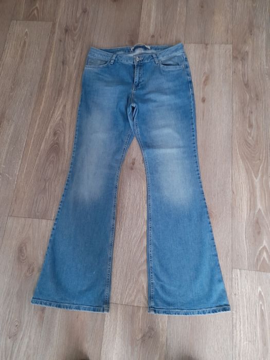 Продам 2 пары джинс за 245 грн .