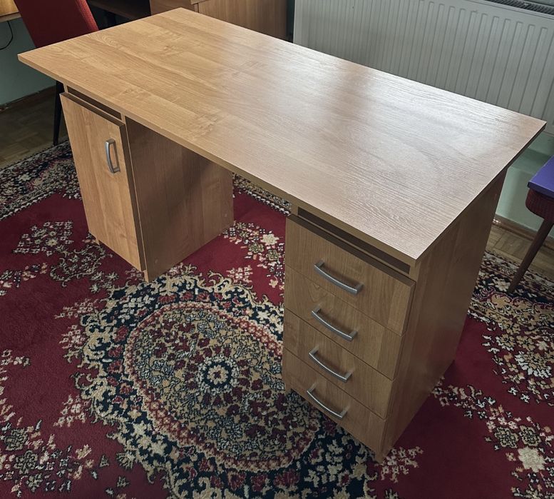 Biurko z szufladami i szafa zamykana Jysk