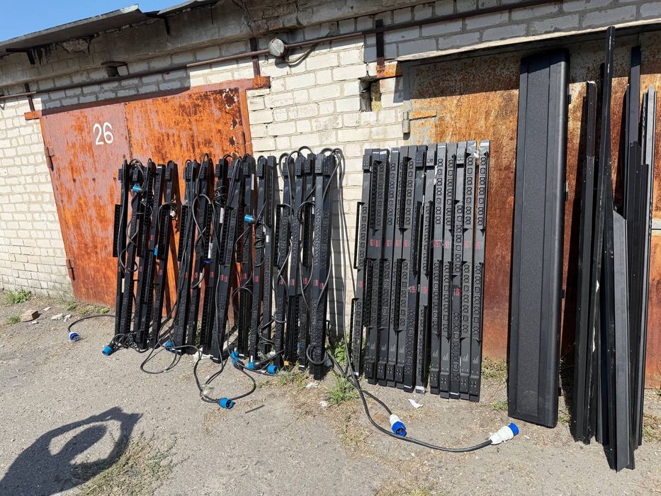 PC AP7553 | Вертикальний розподільчий блок (PDU) |