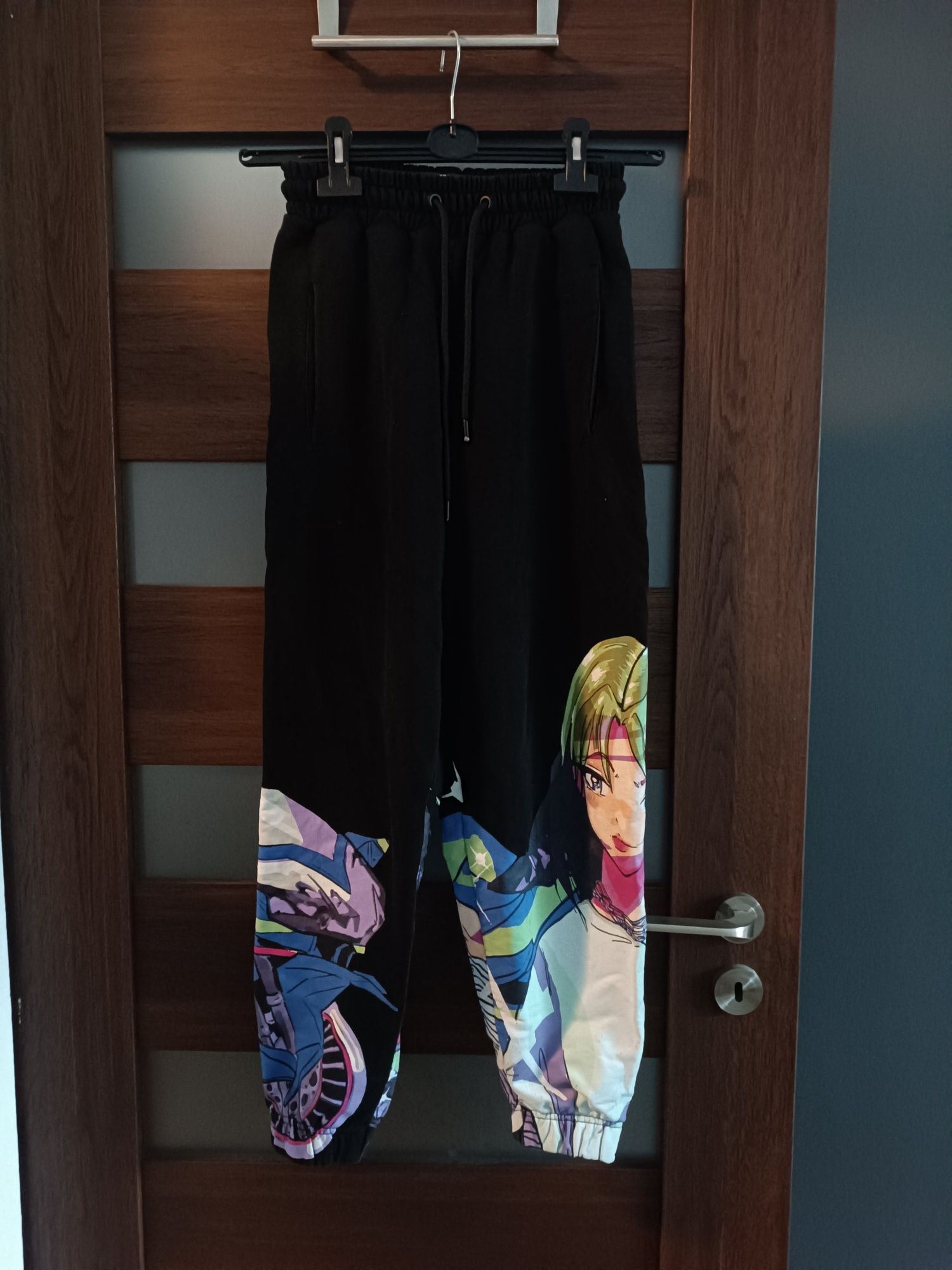 Spodnie dresowe Bershka dresy billie eilish XS czarne z naklejkami