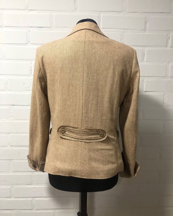 Піджак жіночий напівприталений з відмінним складо, акцентними кишенями