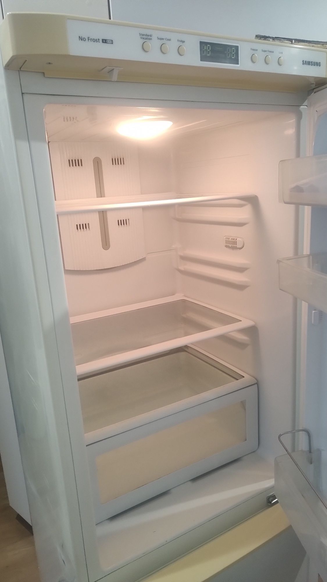 Продам холодильник Samsung система No Frost