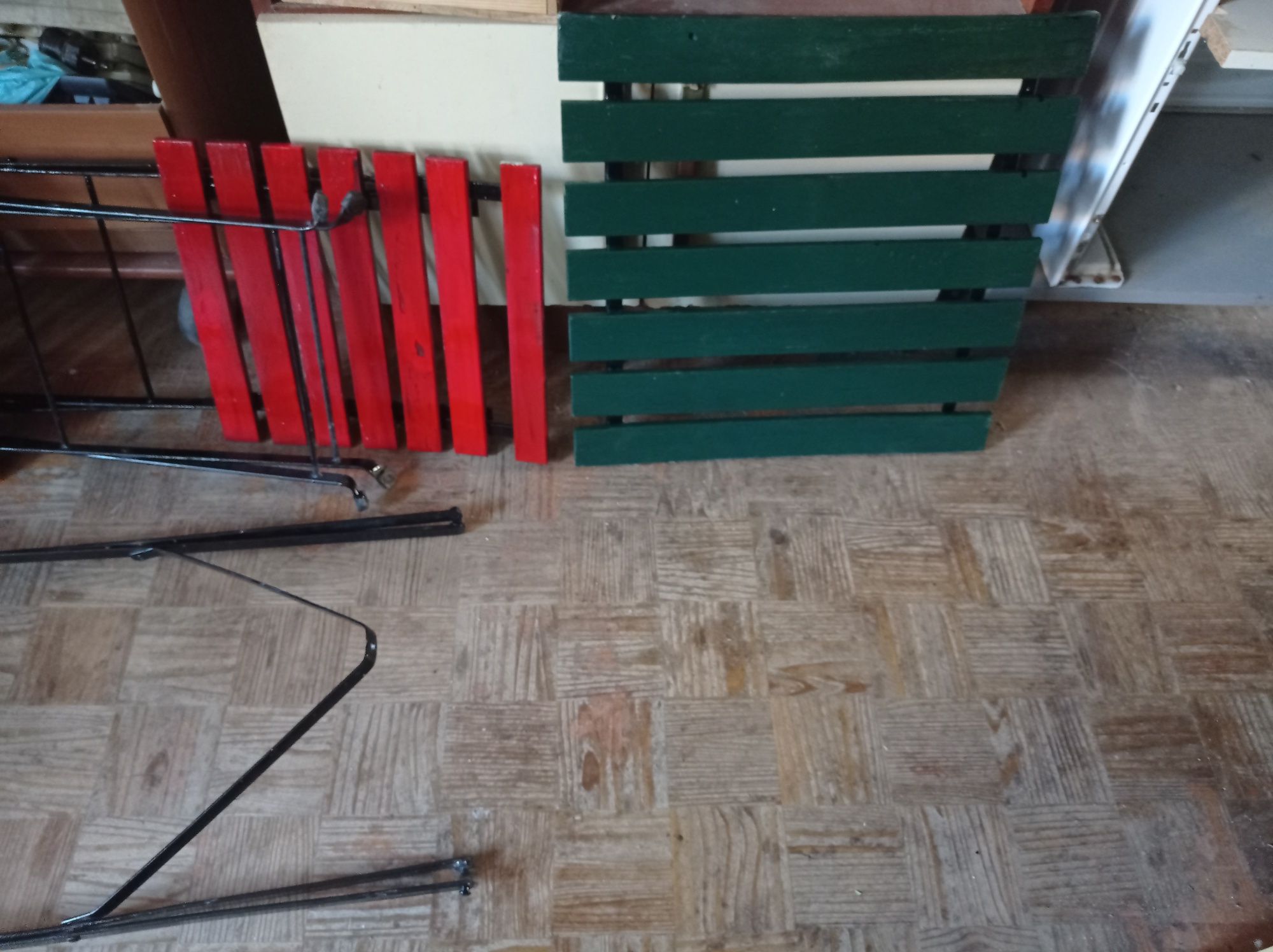 Mesa e cadeiras em madeira e ferro