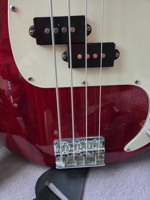 Gitara basowa Peavey Milestone - BXP, 4struny,kolor Red.