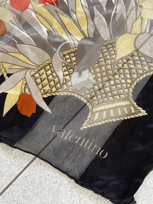 Chusta Valentino tulipany recznie rolowana 84 cm