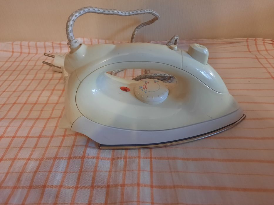 Утюг West белый утюг 1000Вт Вест