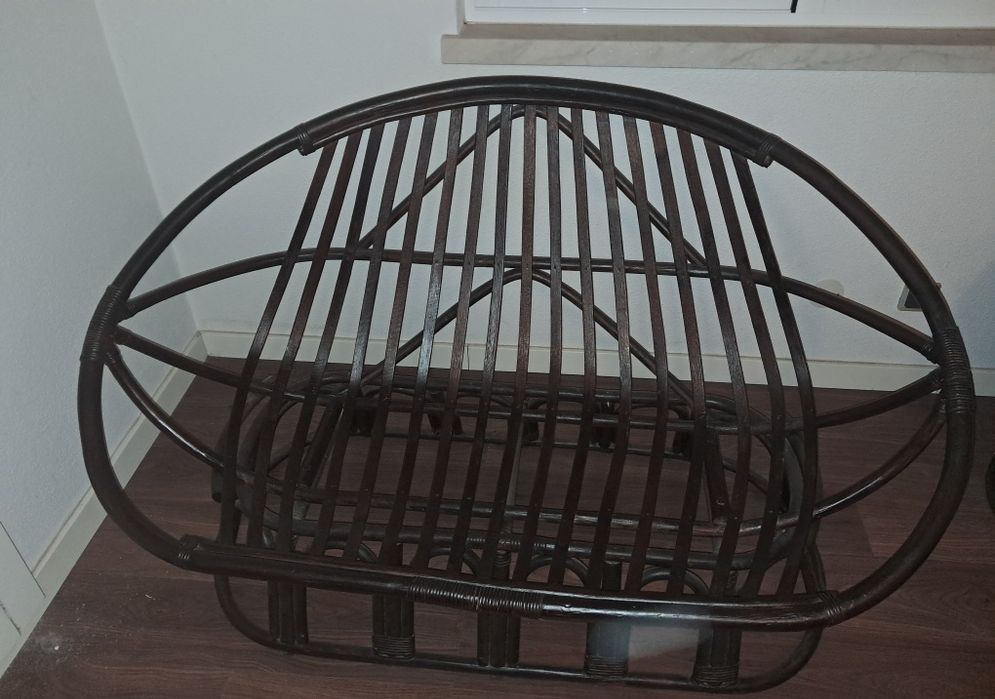 2 cadeirões com almofadas