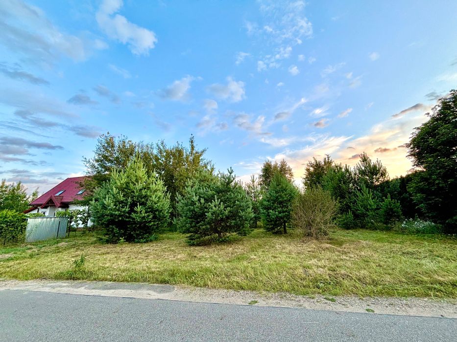 Działka budowlana z mediami, gotowa pod dom lub jako inwestycja.