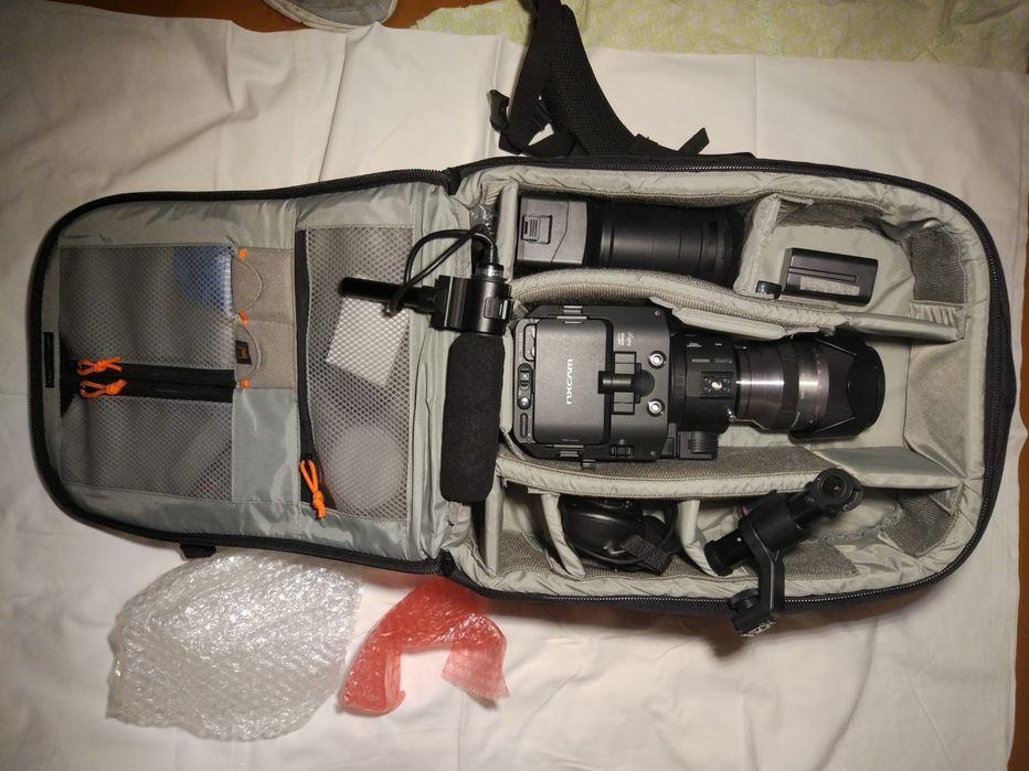 Професійна відеокамера/ відеокамера / Sony NXCAM NEX-FS100PK
Камера So