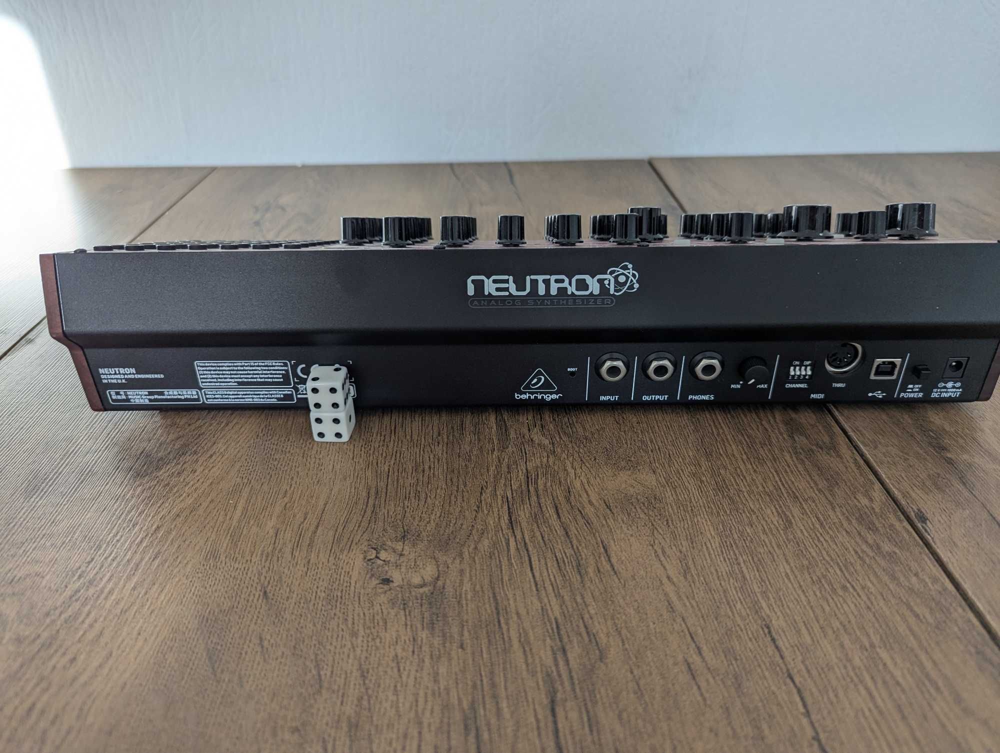 Behringer Neutron - Półmodularny syntezator analogowy