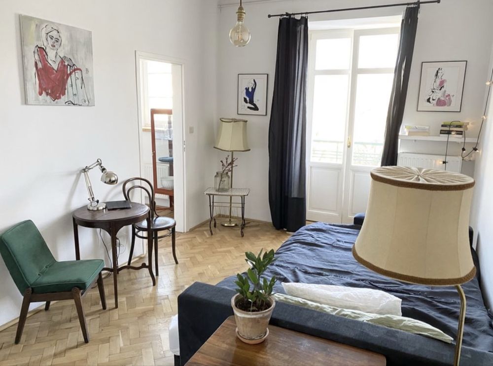 Kawalerka na Starym Mokotowie w kamienicy z balkonem