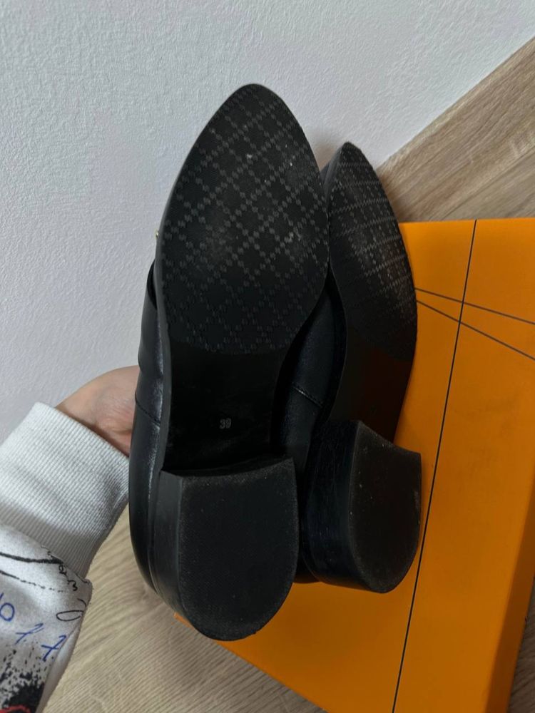 Жіночі шкіряні туфлі лофери чорні класика черевички р 39