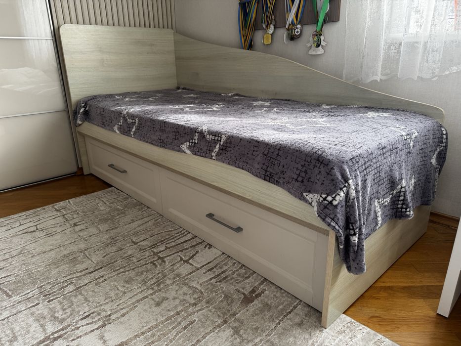 Ліжко односпальне з матрасом