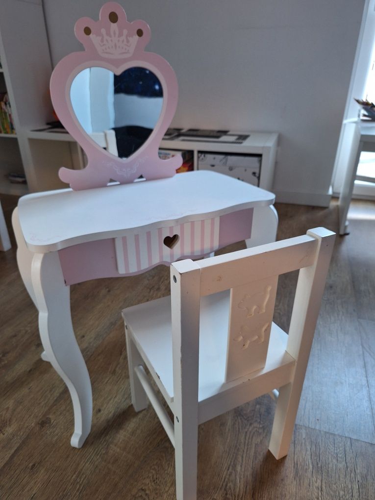 Toaletka dla dziewczynki i krzesełko piękna