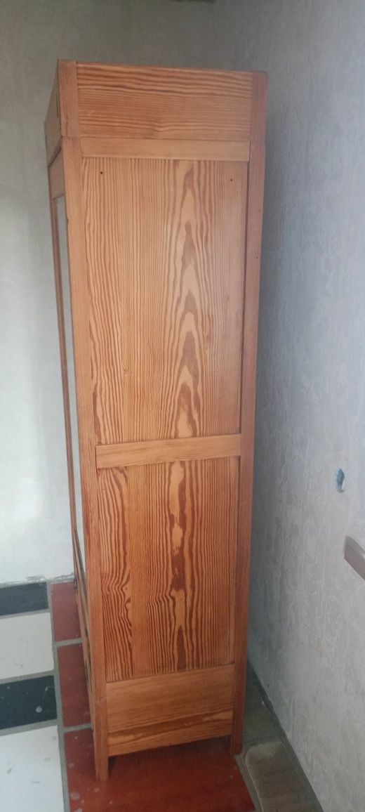 Дерев'яна шафа з дзеркалом