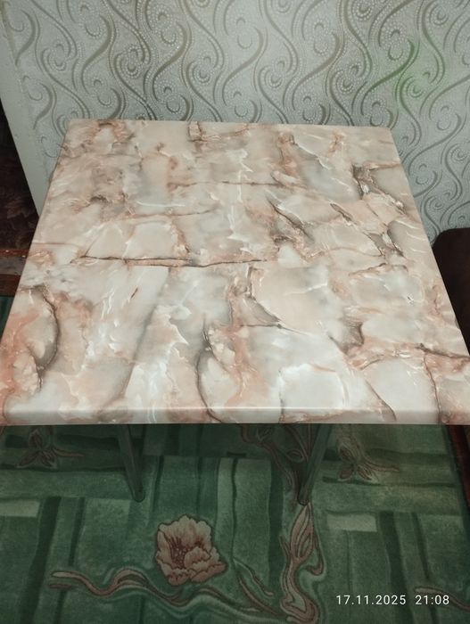 Хороший стіл та три стула