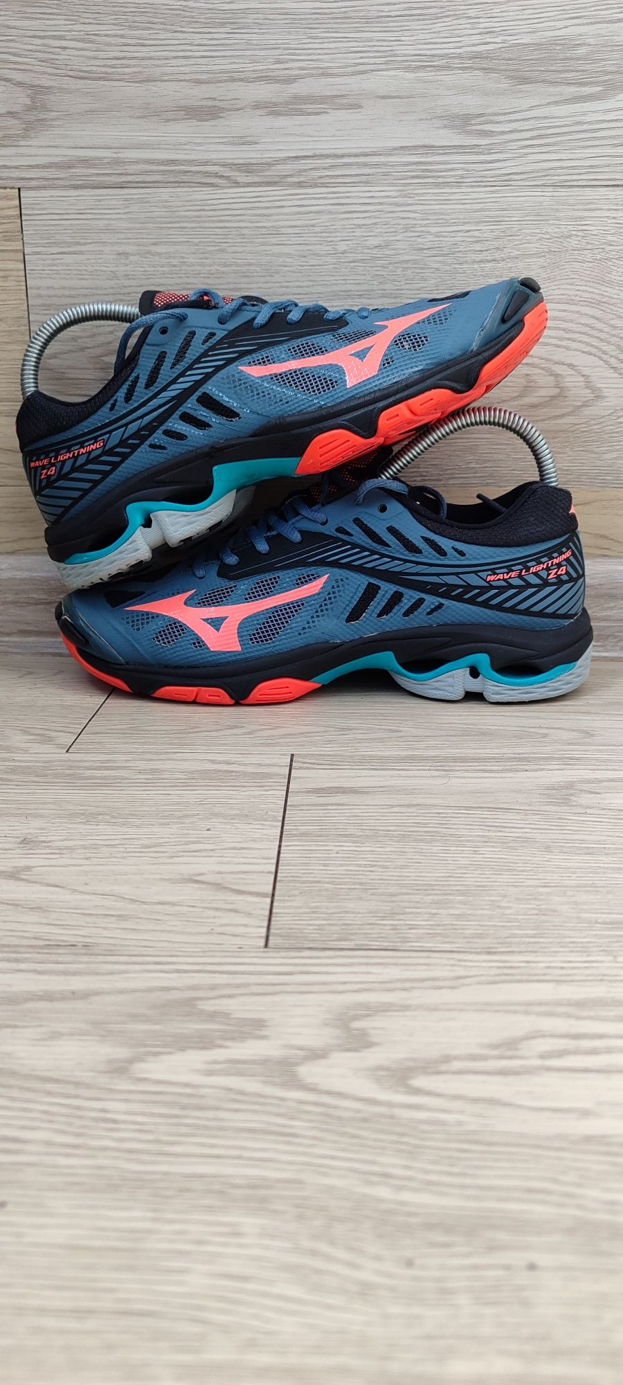 Mizuno Wave Lightning Z4 жіночі кросівки