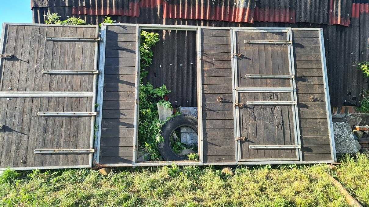 Boks Boksy dla koni, boksy do stajni - stajnia angielska - front.