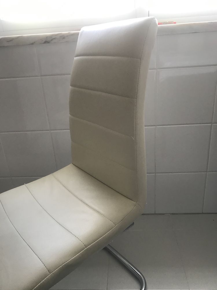 Cadeiras em pele branca
