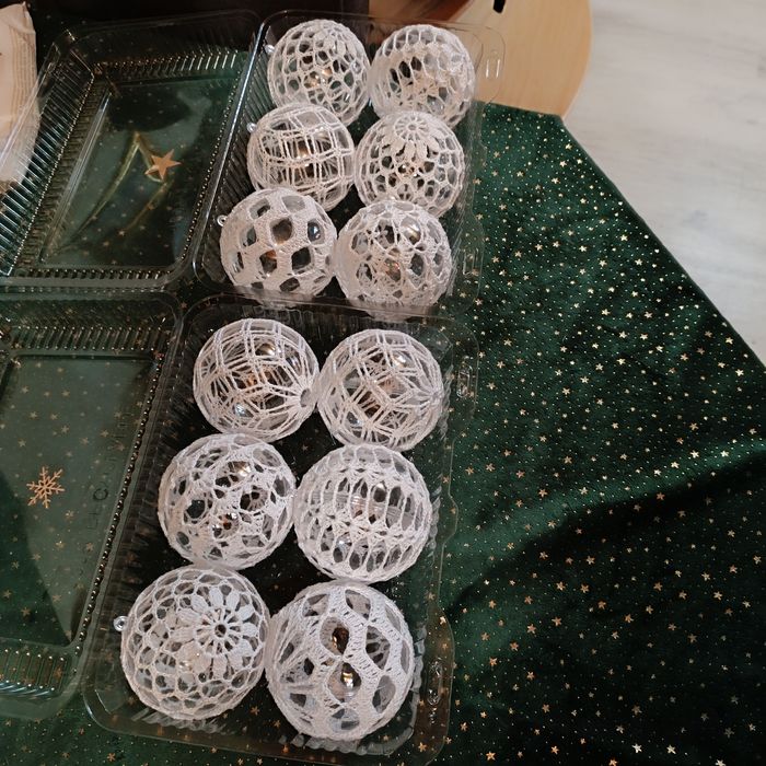 12 bombek robionych szydełkiem