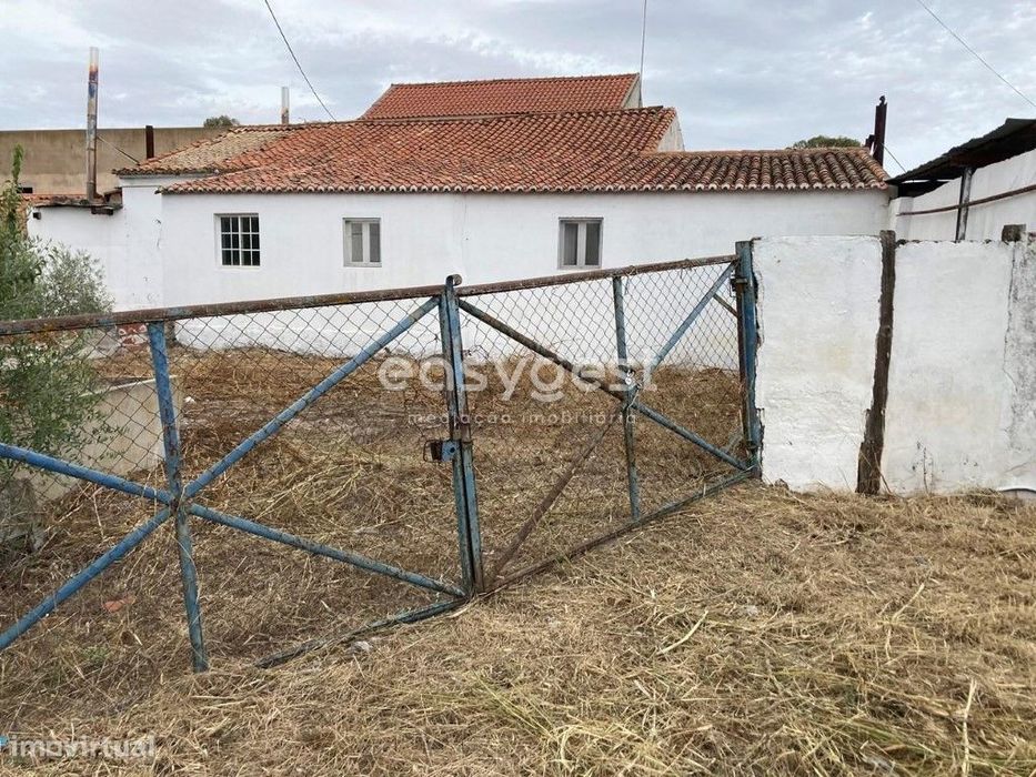 Armazém com boas áreas localizado na freguesia de Espírito Santo