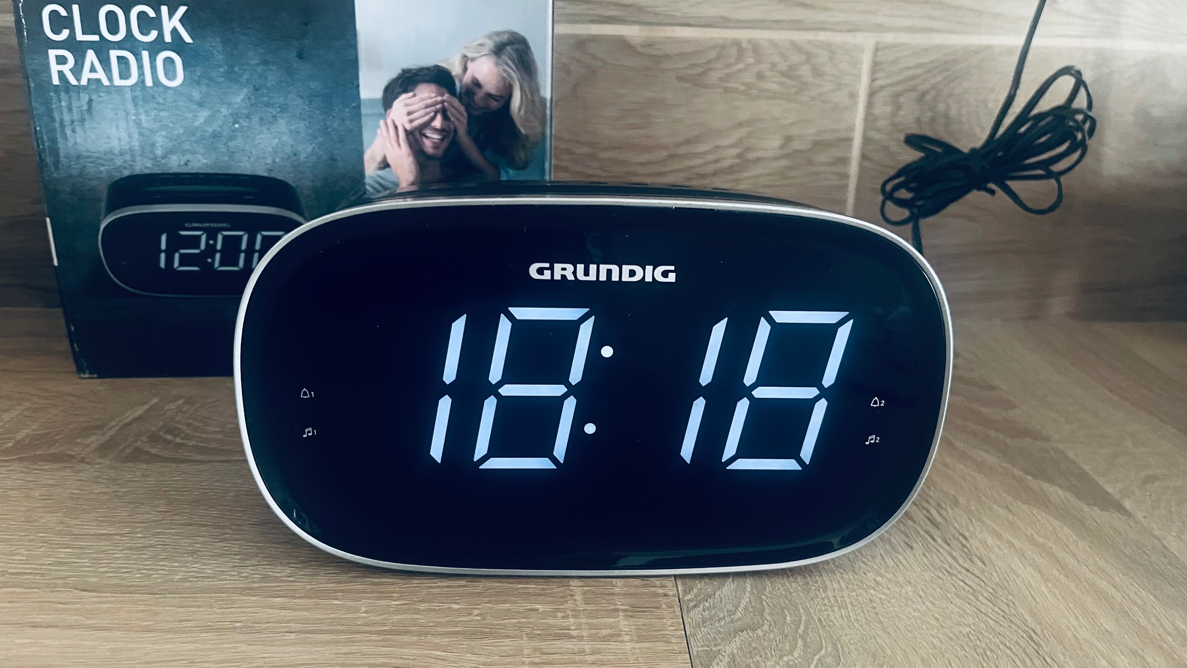 Radio sieciowo-bateryjne. Zegarek. Grundig