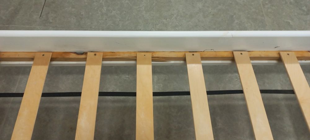 Białe łozko 90x200 z materacem i zagłówkiem