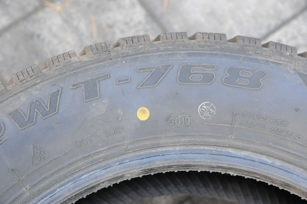 Opony zimowe 215/60R16