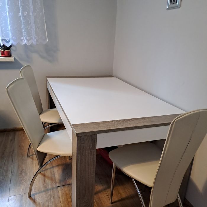 Stół I trzy krzesła