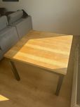 Rozkładany stół drewniany IKEA – odświeżony blat
