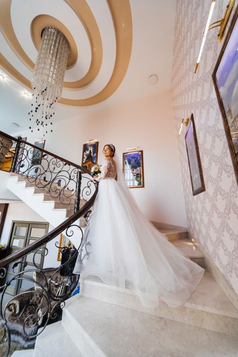 Весільна сукня зі шлейфом